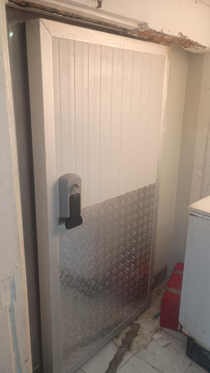 Puerta del cuarto frío